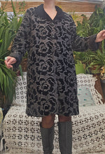 Load image into Gallery viewer, Vintage Velvet Detailed Coat