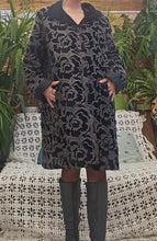 Load image into Gallery viewer, Vintage Velvet Detailed Coat