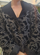 Load image into Gallery viewer, Vintage Velvet Detailed Coat