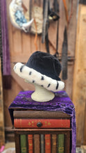 Load image into Gallery viewer, 90s Velvet &amp; Faux Fur Hat